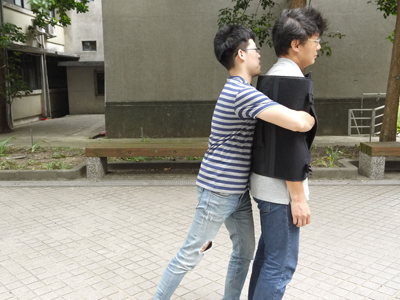 包覆目標肘關節後，將手抽離護手袋